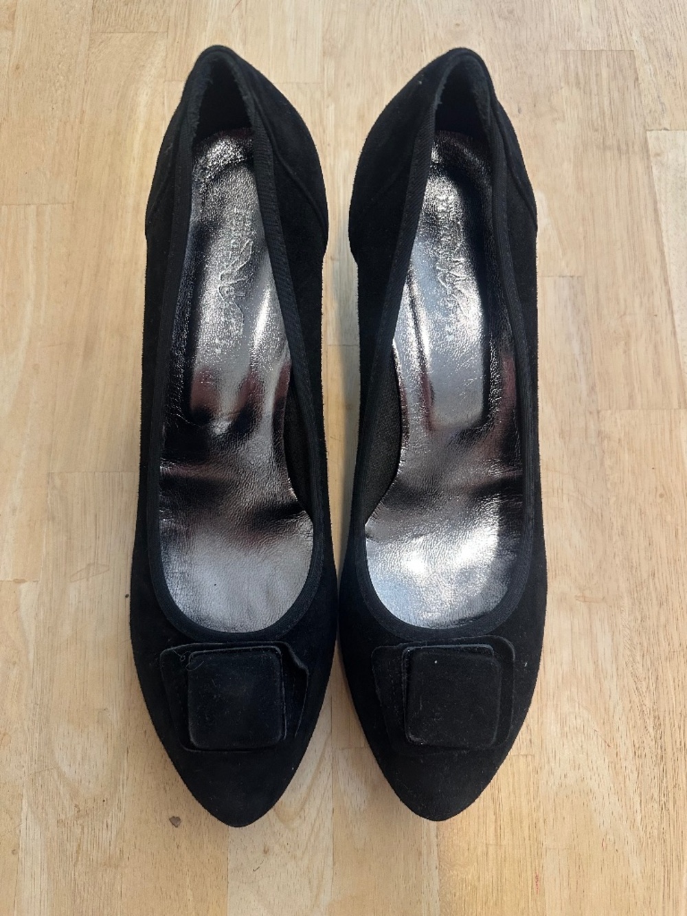 Kitten heel shoes Italian suede